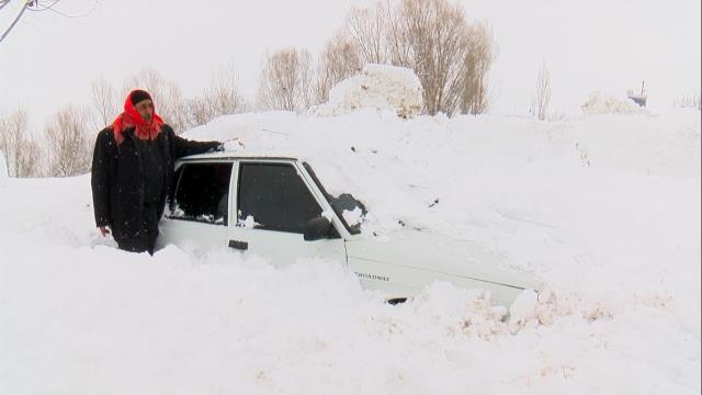 Manzara Türkiye'den! Kar kalınlığı 2 metreyi buldu, köylüler konutlarından tünel açarak çıktı