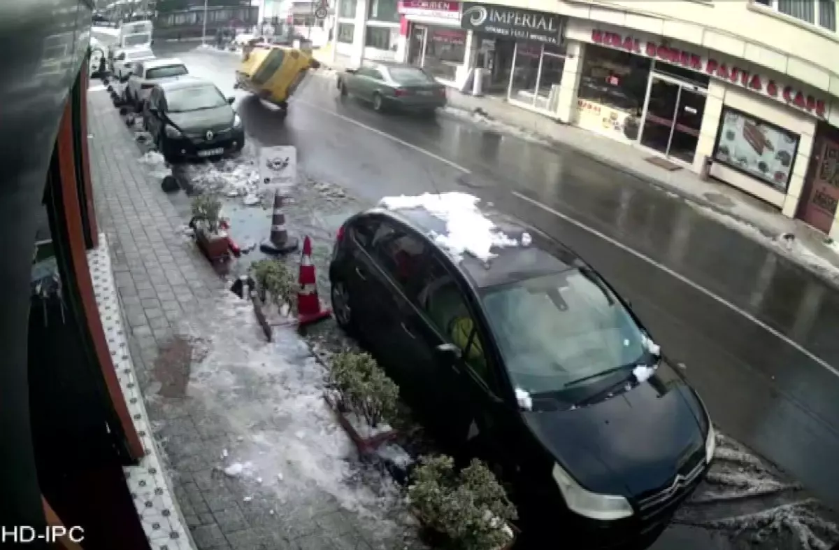Hatalı çıkış yapan otomobile ticari taksi çarptı...Feci kaza kamerada