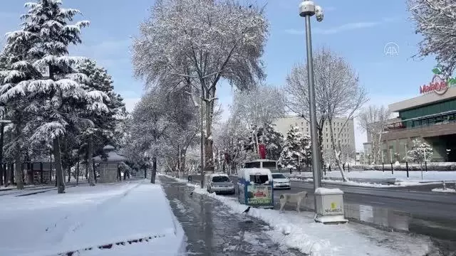 Kar yağışı kenti beyaza bürüdü (2)