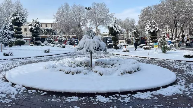 Kar yağışı kenti beyaza bürüdü (2)