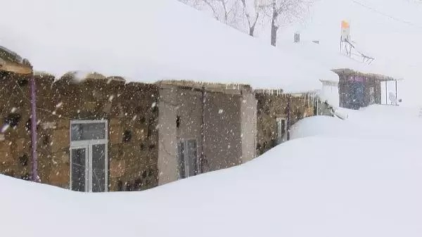 Muş'ta bir köy kara gömüldü; meskenlerden tünellerle çıkıyorlar