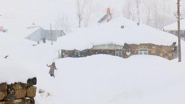 Muş'ta ağır kar yağışı sonrası vatandaşlar meskenlerinden kazdıkları tünellerle çıkıyorlar