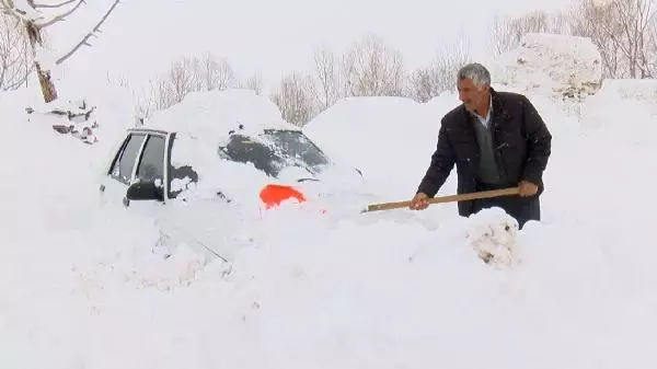 Muş'ta ağır kar yağışı sonrası vatandaşlar meskenlerinden kazdıkları tünellerle çıkıyorlar