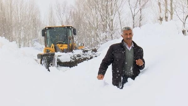 Muş'ta ağır kar yağışı sonrası vatandaşlar meskenlerinden kazdıkları tünellerle çıkıyorlar