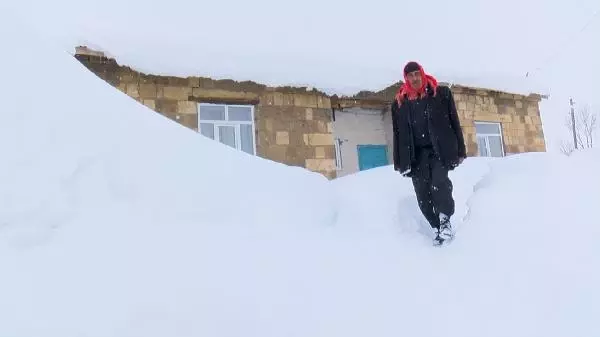 Muş'ta ağır kar yağışı sonrası vatandaşlar meskenlerinden kazdıkları tünellerle çıkıyorlar