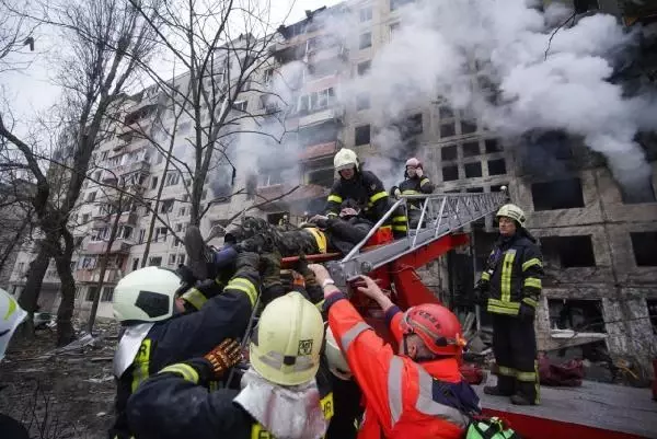 Rus birlikleri Kiev'de bir apartmanı vurdu: 3 meyyit, 12 yaralı