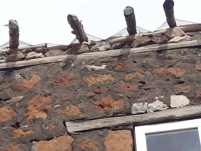 Şiddetli fırtına çatıları uçurdu, evin duvarını yıktı