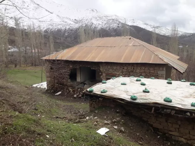 Şiddetli fırtına çatıları uçurdu, evin duvarını yıktı