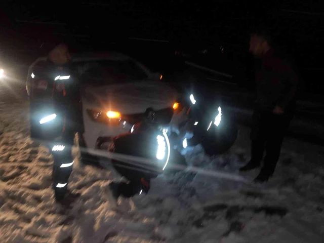 Yoğun kar yağışı nedeniyle kayarak yol dışına çıkan aracı AFAD kurtardı