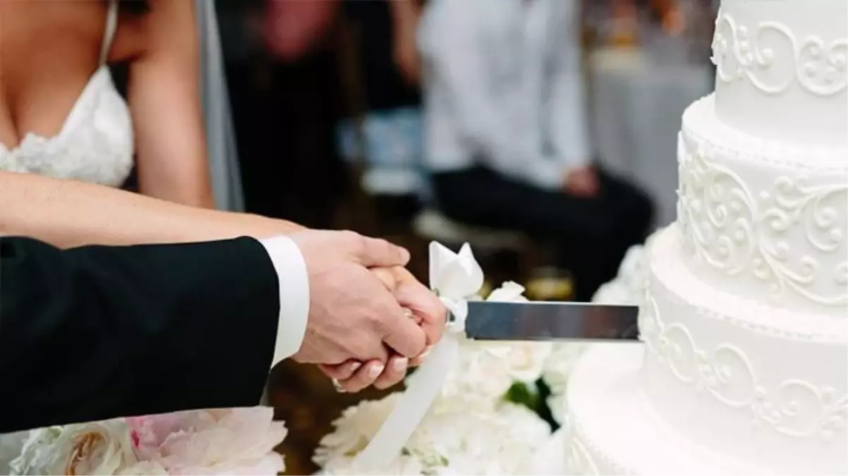 Düğünde geline gönderilen pasta olay çıkardı, bazı konuklar salonu terk etti