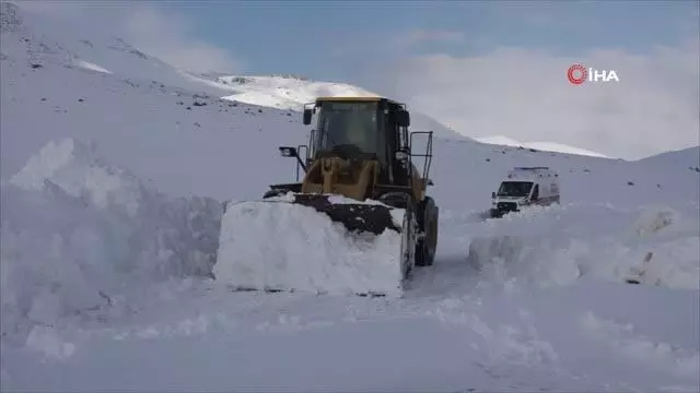 Erciş'te yolu kapanan mahalledeki kalp hastası için seferberlik