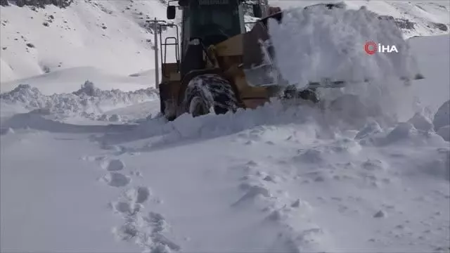 Erciş'te yolu kapanan mahalledeki kalp hastası için seferberlik