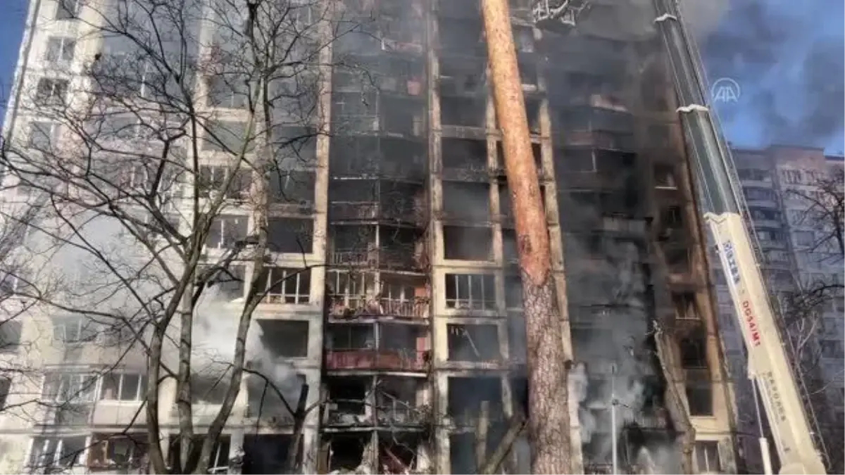 Kiev'deki saldırılarda bir apartmana daha top mermisi isabet etti: 2 ölü