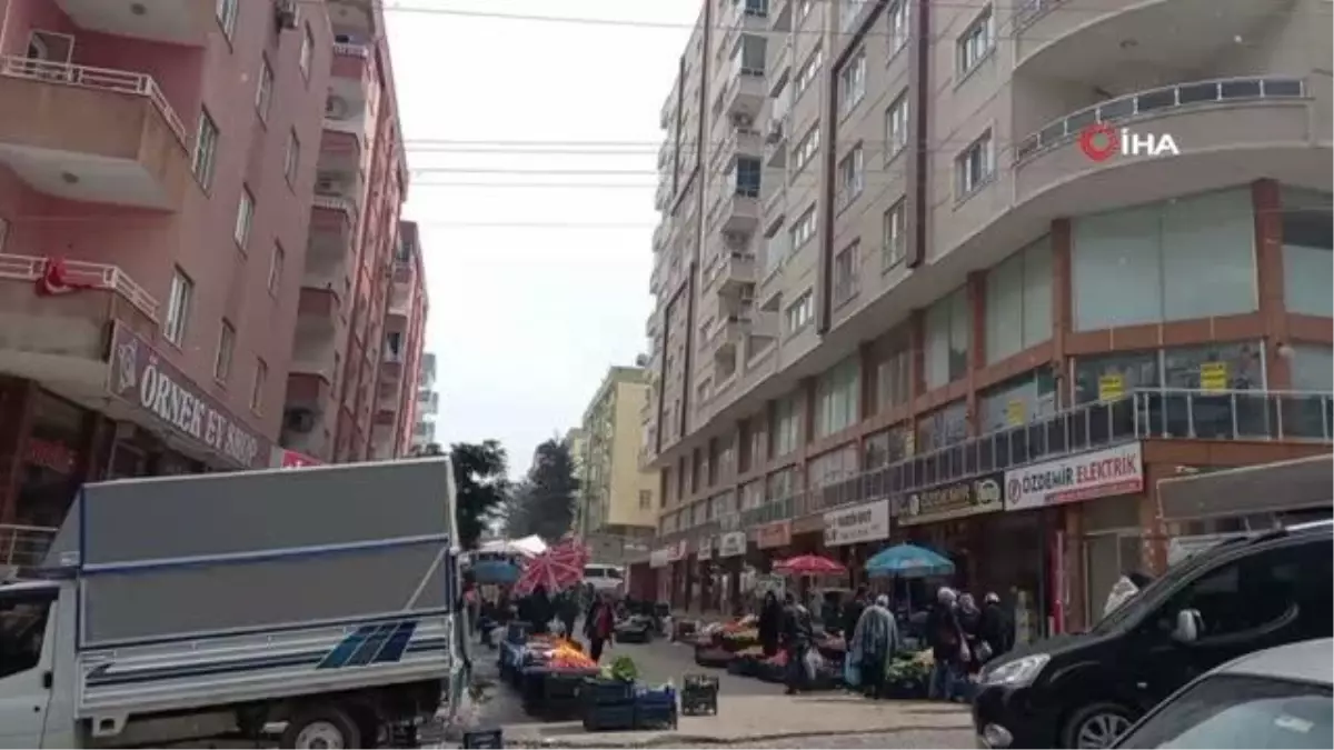 Mardin'de güneşli havada kar yağdı