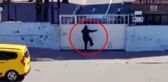 Her gün okul önüne gelip kapıyı tekmeleyen kadın, öğrenci ve velileri tedirgin ediyor