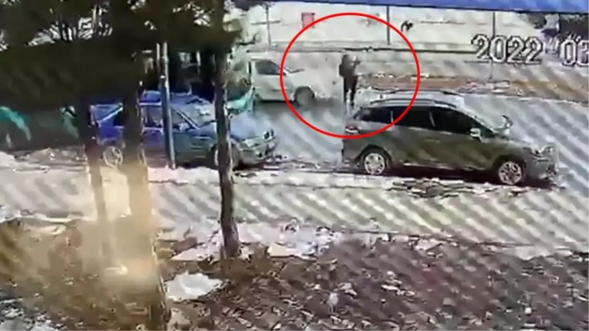 Sokak köpeğinden kaçan çocuğa otomobil çarptı