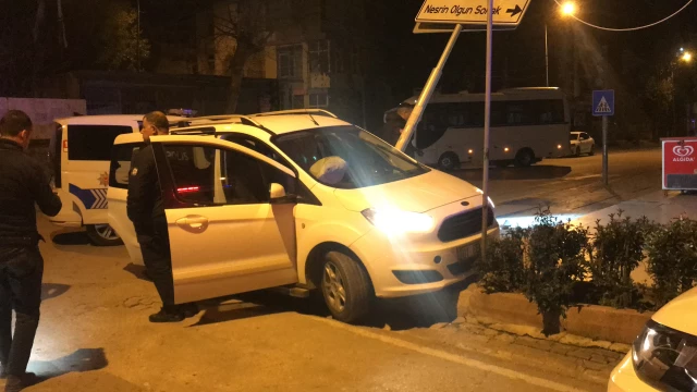 Adana'da babasından müsaadesiz aldığı araçla polisten kaçarken kaza yaptı