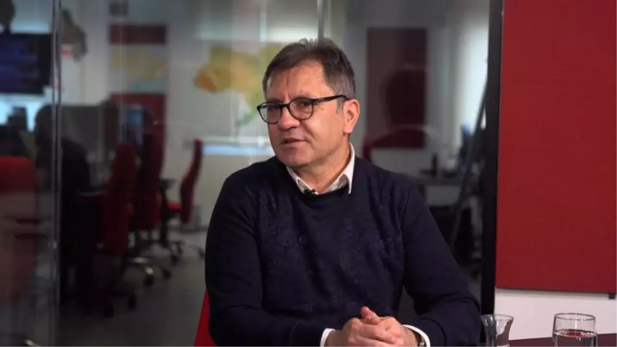 Avukatlıktan ressamlığa geçiş yapan Akın Ekici, Camdaki Kız'a hayat veren resimlerinin hikayesini anlattı