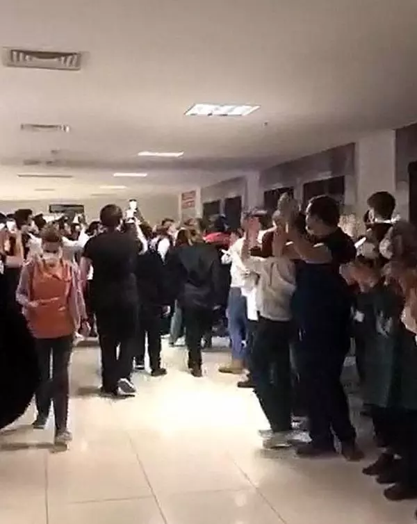 Doktoru darbeden uzman çavuş, taburcu edilirken sağlıkçılar tarafından alkışla protesto edildi