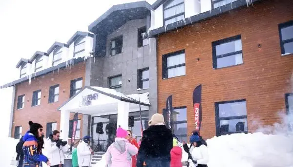 Erciyes'te kütüphane konseptli otel açıldı