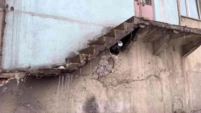 Erzurum'da bir garip olay! Merdiveninin giriş kısmı ve korkulukları bir gecede kayboldu Erzurum'da bir garip olay! Merdiveninin giriş kısmı ve korkulukları bir gecede kayboldu