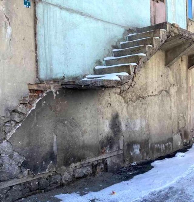 Erzurum'da bir garip olay! Merdiveninin giriş kısmı ve korkulukları bir gecede kayboldu Erzurum'da bir garip olay! Merdiveninin giriş kısmı ve korkulukları bir gecede kayboldu