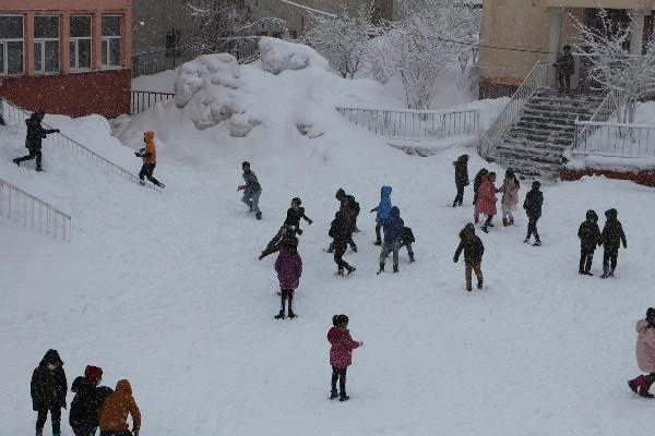 Karlıova'da 1 haftalık kar tatili sonrası dersbaşı