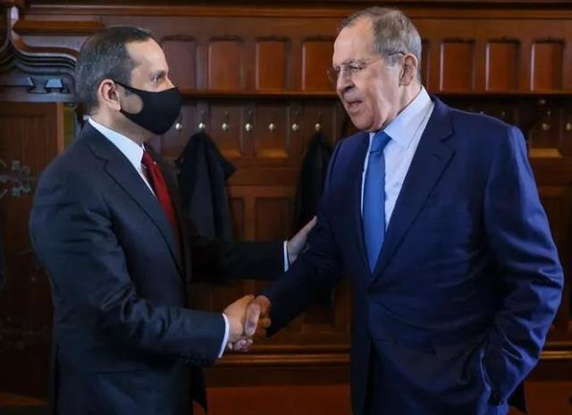 Katarlı mevkidaşını eli cebinde karşılayan Lavrov, Bakan Çavuşoğlu'yla kucaklaştı