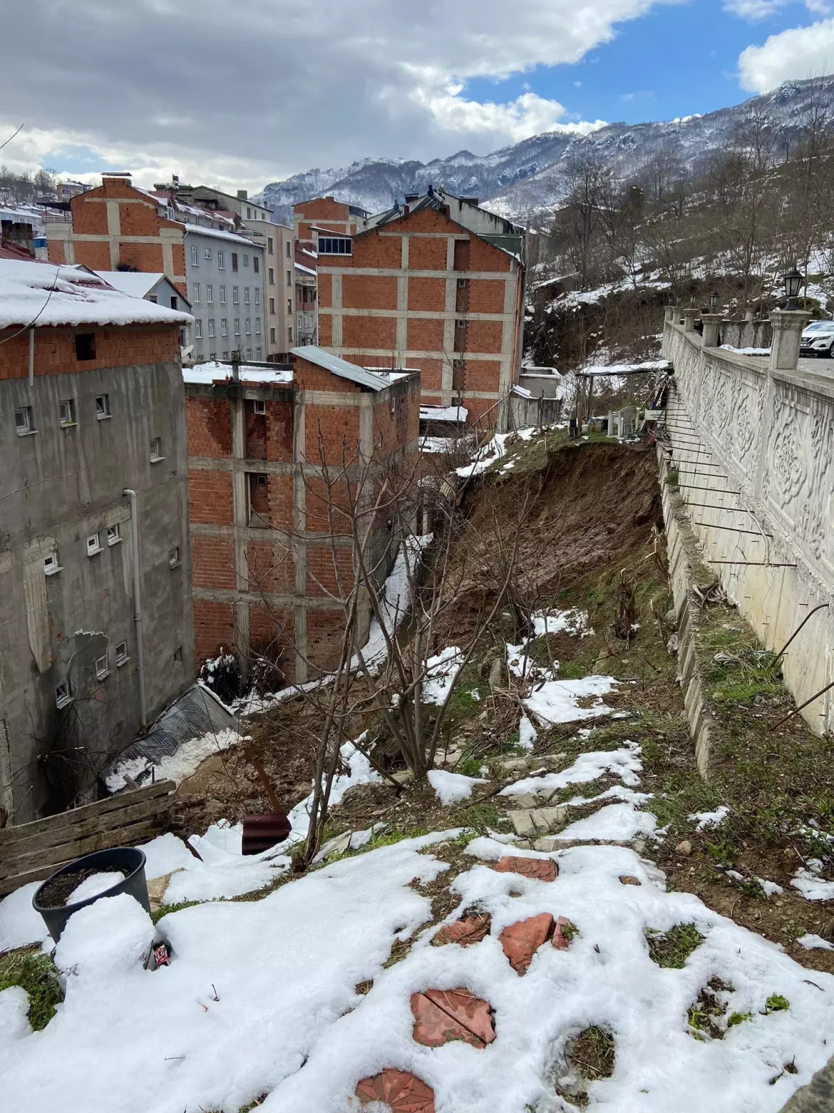 Ordu'da heyelan bir evde hasara neden oldu