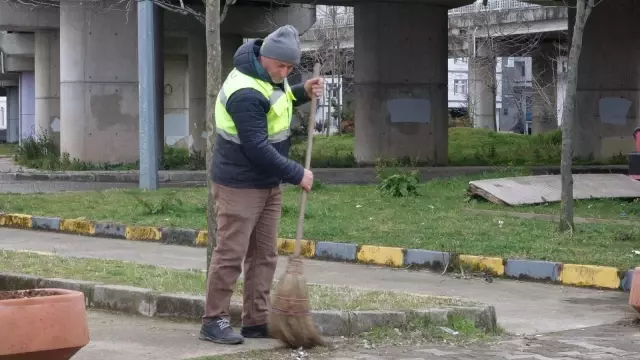 Fotoğraf tutkusunu araçların tozlu camlarına yansıtıyor