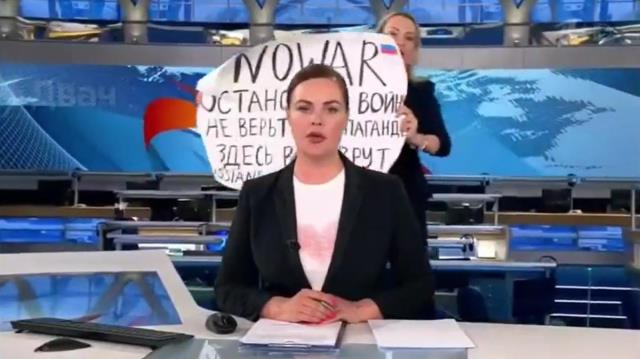 Rus devlet kanalında savaş tersi pankart açan gazeteciye 30 bin ruble ceza verildi