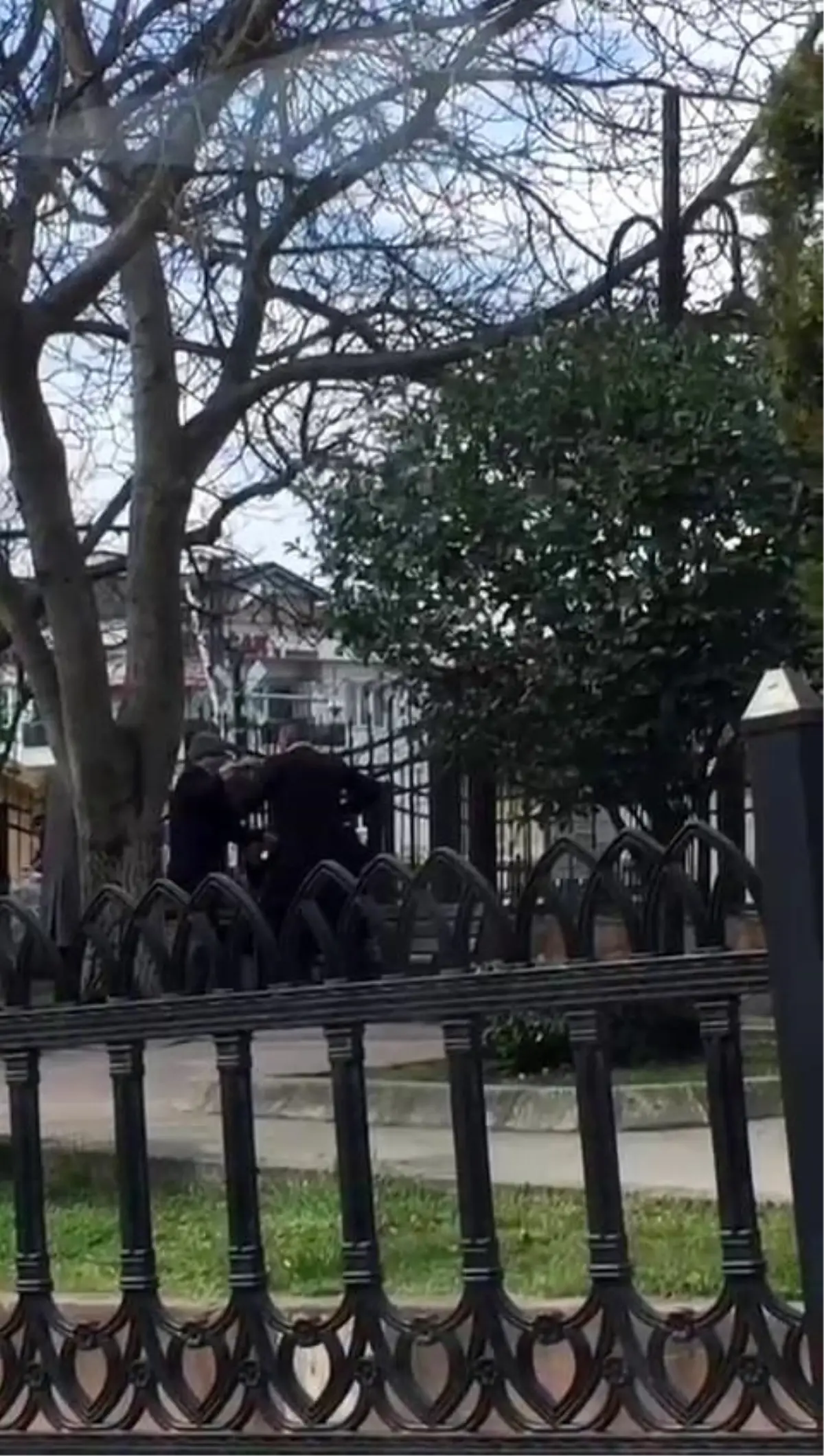 Şehrin göbeğinde yaşlıların kavgası kameralara yansıdı