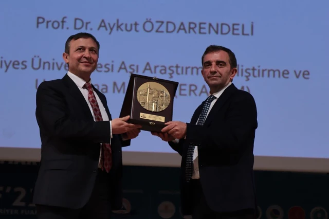 Turkovac'ın kaşifi Prof. Dr. Aykut Özdarendeli: "Omicron varyantına karşı 3 doz Turkovac aşısının önemli manada esirgeyici olduğunu da saptadık"