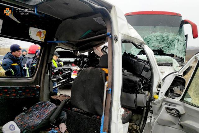 Ukrayna'da tahliye araçları çarpıştı: 7 meyyit, 9 yaralı