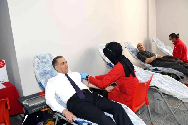 Vali Mahmut Çuhadar, kan bağışında bulundu