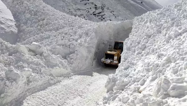 Van'da 112 yerleşim yeri yolu, kardan kapandı