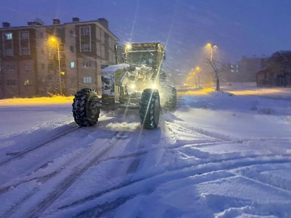 Van'da 112 yerleşim yeri yolu, kardan kapandı