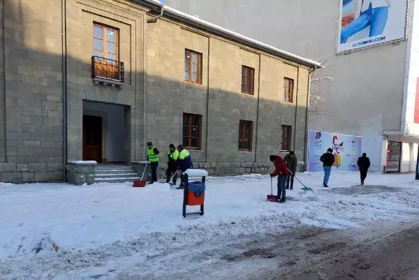 Van'da 112 yerleşim yeri yolu, kardan kapandı