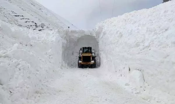 Van'da 112 yerleşim yeri yolu, kardan kapandı