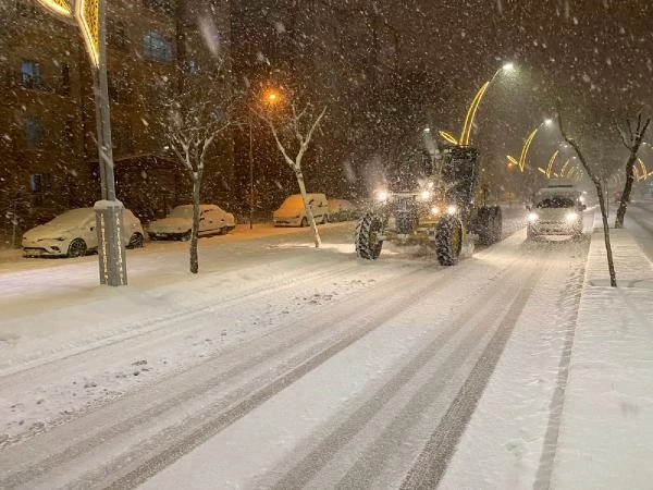 Van'da 112 yerleşim yeri yolu, kardan kapandı