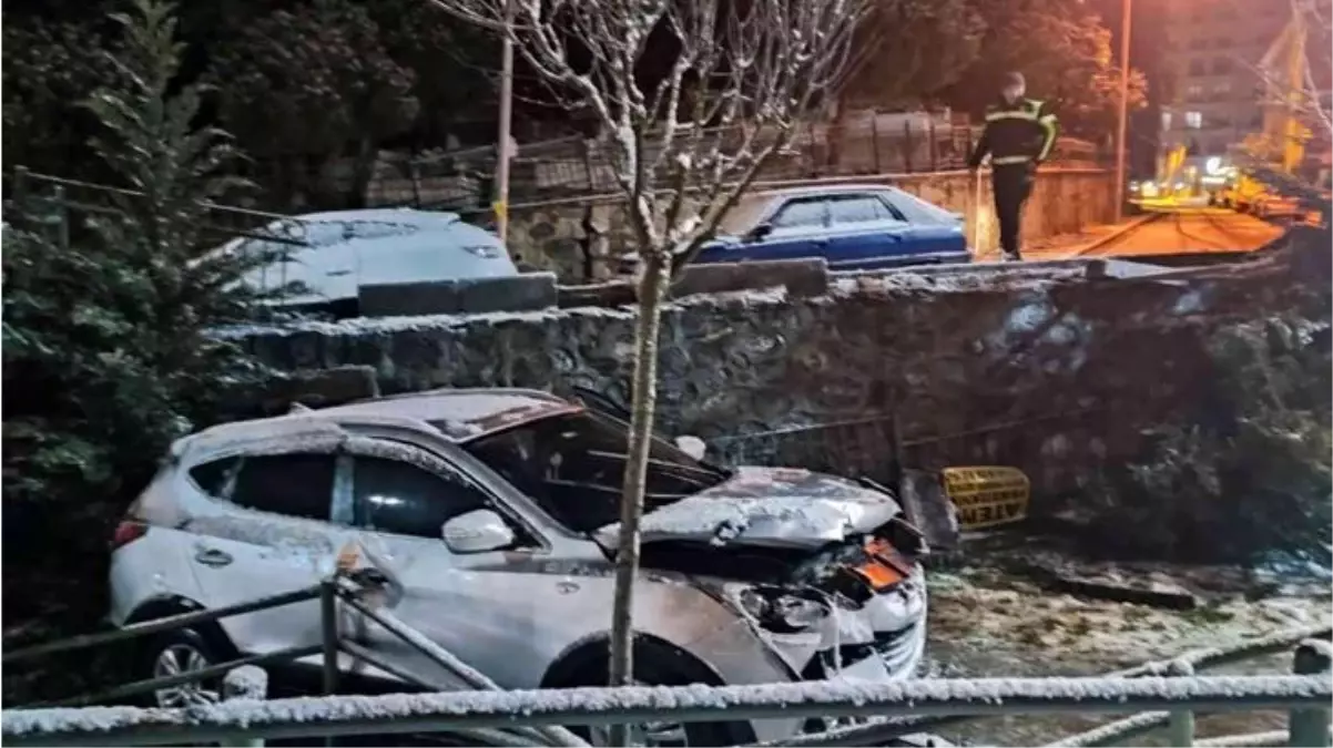 Yokuşta kayan araç 2 metreden çocuk parkına uçtu