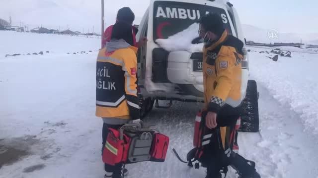 Yolu kapanan köydeki hastayı hastaneye ulaştırmak için zamanla yarışıldı
