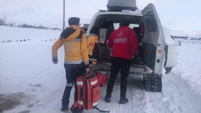 Yolu kapanan köydeki hastayı hastaneye ulaştırmak için zamanla yarışıldı