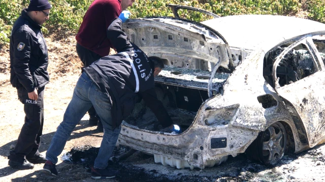 Adana'da tarlada yanmış araba bulundu