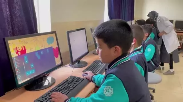 Afghan-Turkish Maarif schools offer hope for the future of orphaned Afghan students (3)