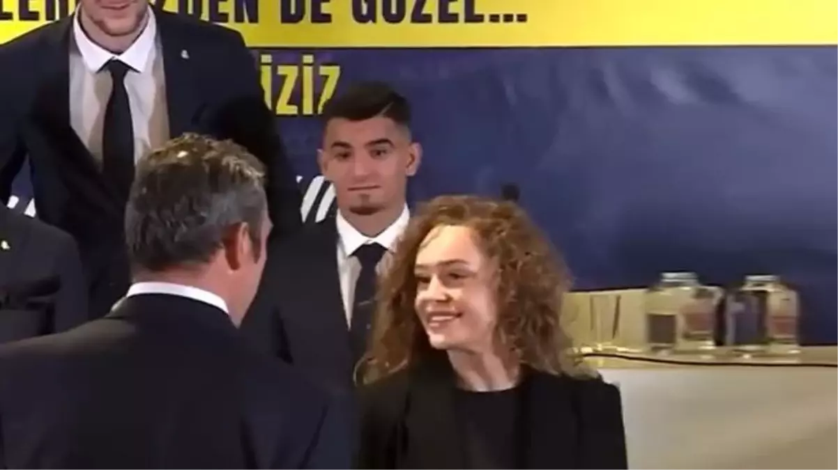 Ali Koç imza töreninde genç kadına 'Kimsin sen?' diye sordu, aldığı yanıt kahkahalara boğdu