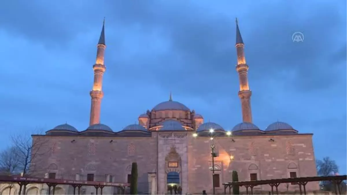 Berat Kandili İstanbul'da dualarla idrak edildi