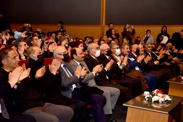  Bir İstiklal Şehri Erzurum tiyatro gösterisi yoğun ilgi gördü