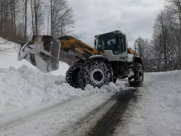 Doğu Karadeniz'de 305 yerleşim yerinin yolu kardan kapalı