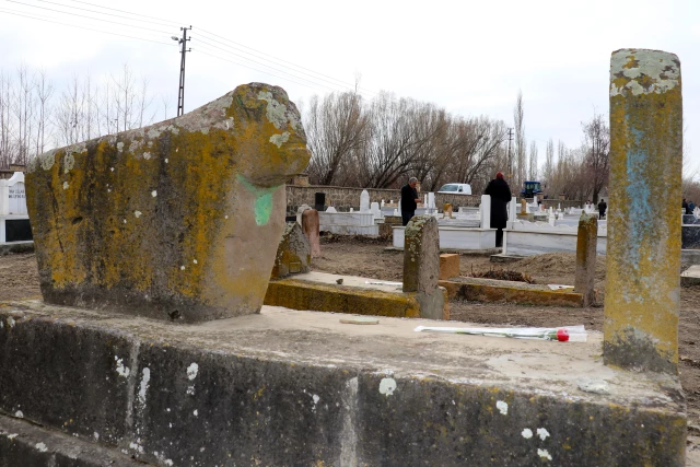 Nevruz aktiflikleri, halk ortasında "ölü bayramı" olarak isimlendirilen mezarlık ziyaretleriyle başladı
